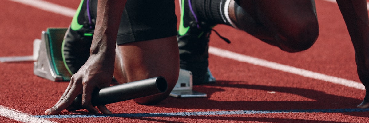 多样化的体育运动员在赛场上竞技的精彩瞬间